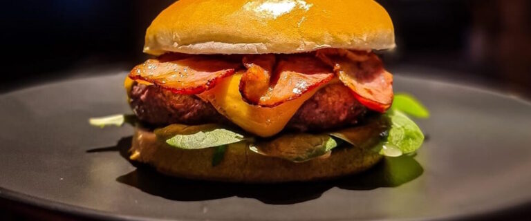 Cosa mangiare al Ristorante Pub Osteria Scalo Farini a Milano Hamburger 1200x500 1 768x320