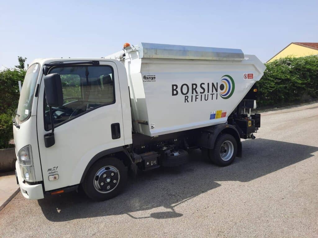 Camion per la raccolta differenziata con logo Borsino Rifiuti, soluzione innovativa per la gestione.