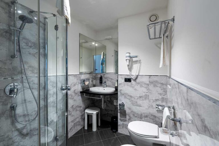 HotelRegina bathroom gallery 768x513
